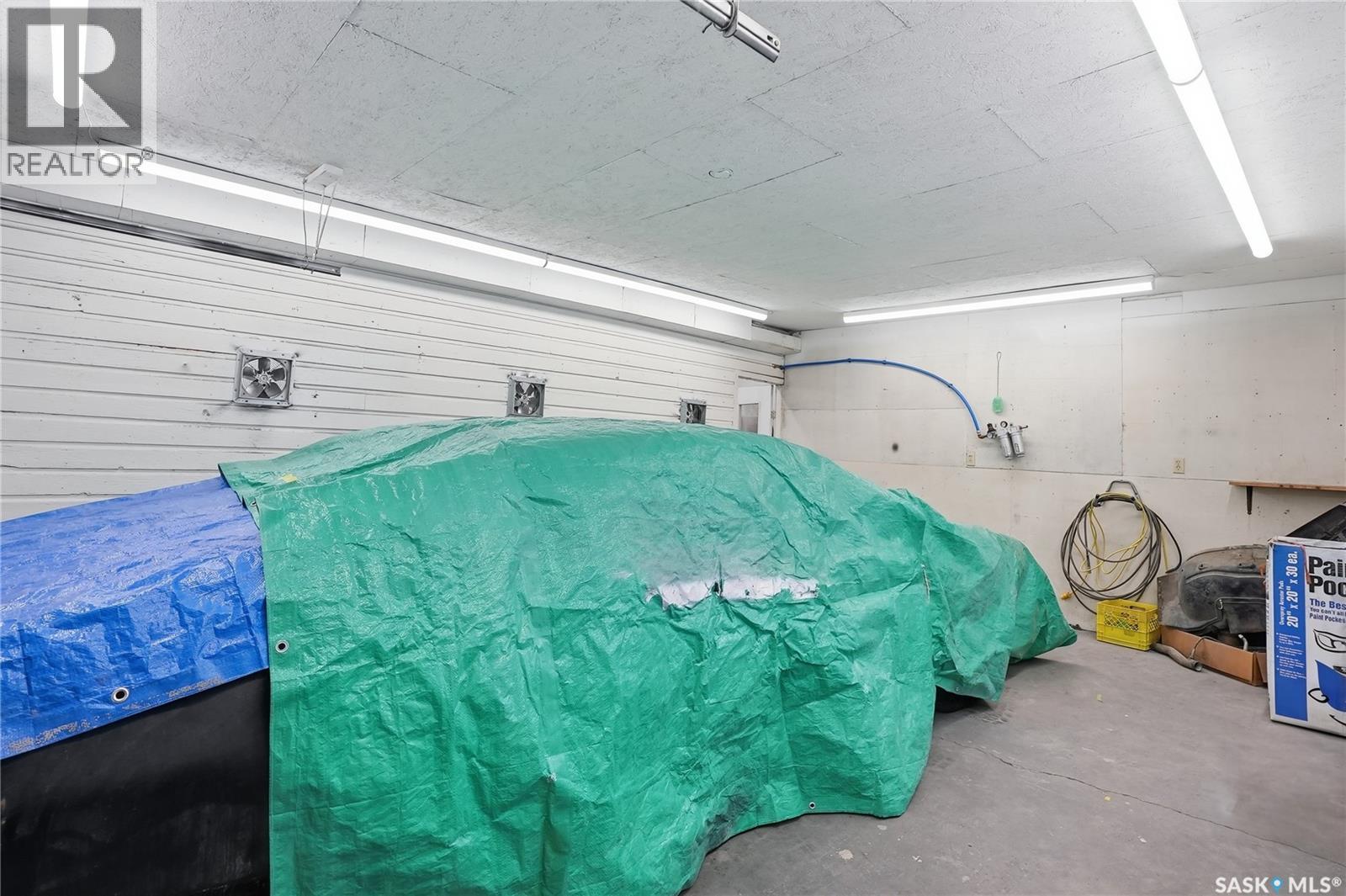 408 1St Street S, Waldheim, SK - Indoor Photo Showing Garage