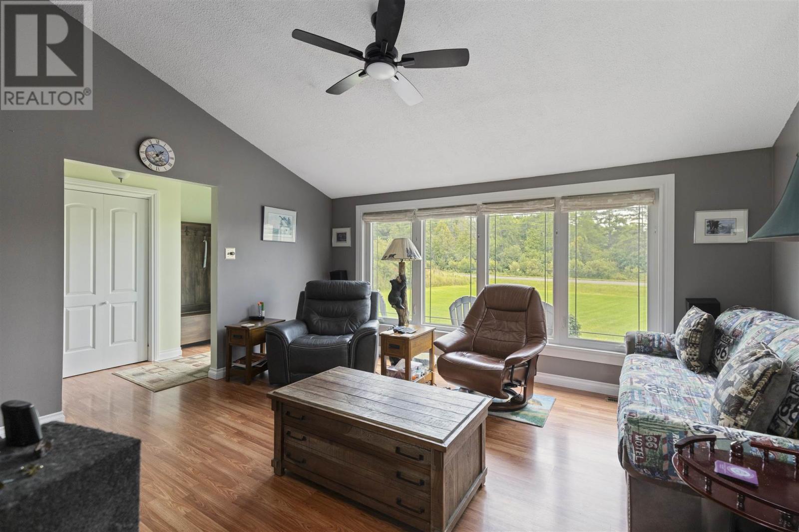1856 F & G Line Rd, Richards Landing, ON - Indoor Photo Showing Living Room