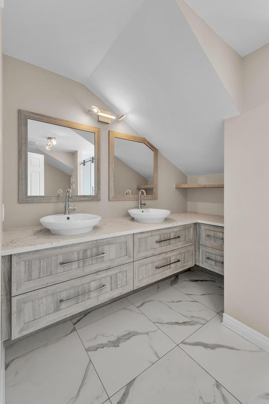 Salle de bains attenante à la CCP - 8 Rue Picasso, Notre-Dame-De-L'Île-Perrot, QC - Indoor Photo Showing Bathroom