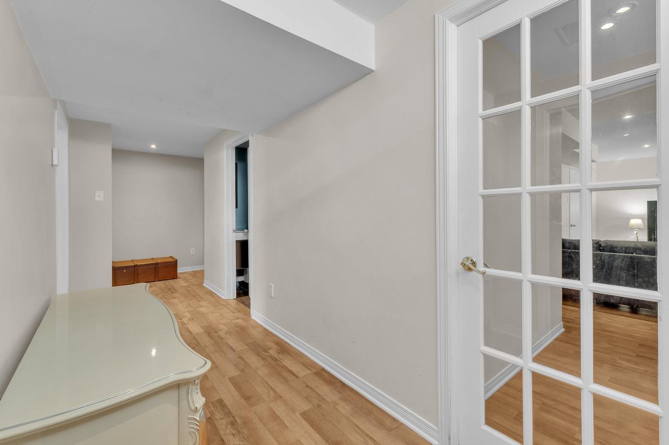 Hall d'entrée/Vestibule - 8 Rue Picasso, Notre-Dame-De-L'Île-Perrot, QC - Indoor Photo Showing Other Room