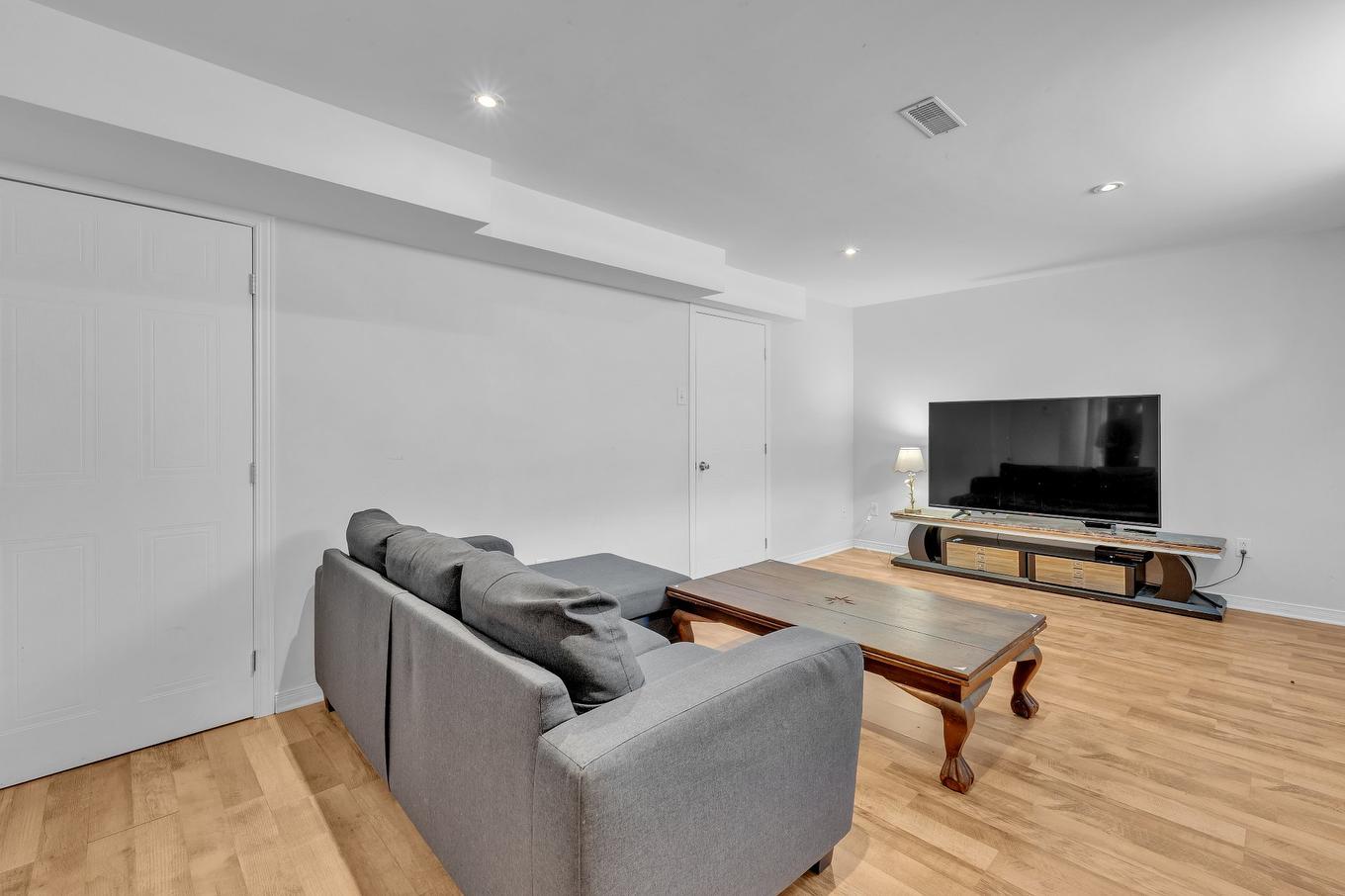 Sous-sol - 8 Rue Picasso, Notre-Dame-De-L'Île-Perrot, QC - Indoor Photo Showing Living Room