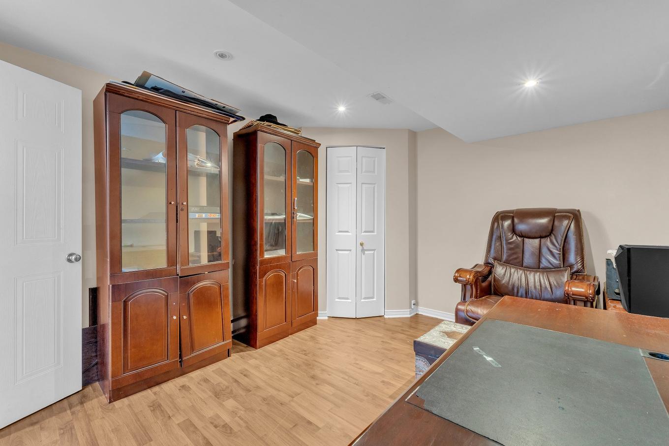 Bureau - 8 Rue Picasso, Notre-Dame-De-L'Île-Perrot, QC - Indoor