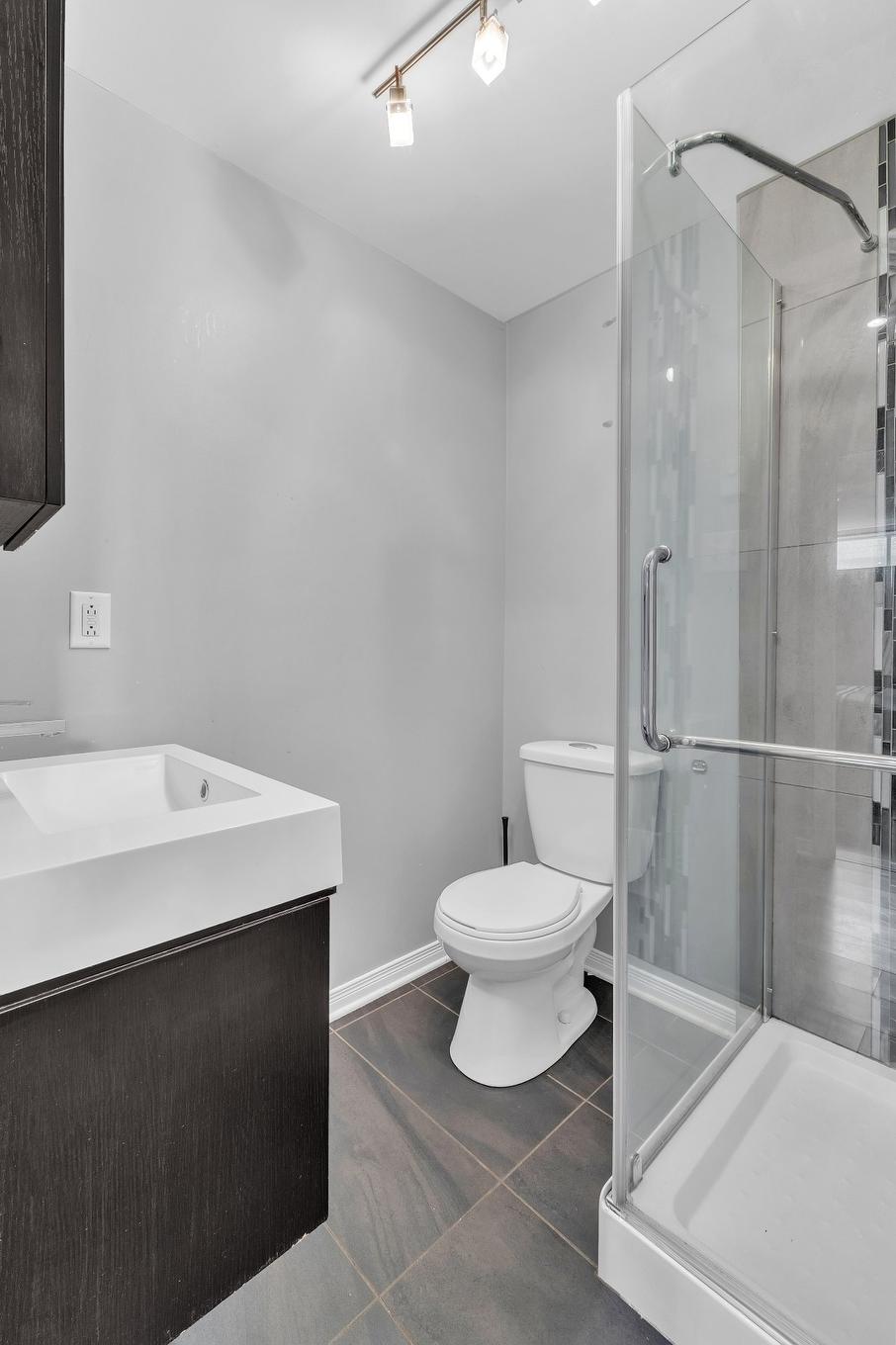 Salle de bains - 8 Rue Picasso, Notre-Dame-De-L'Île-Perrot, QC - Indoor Photo Showing Bathroom