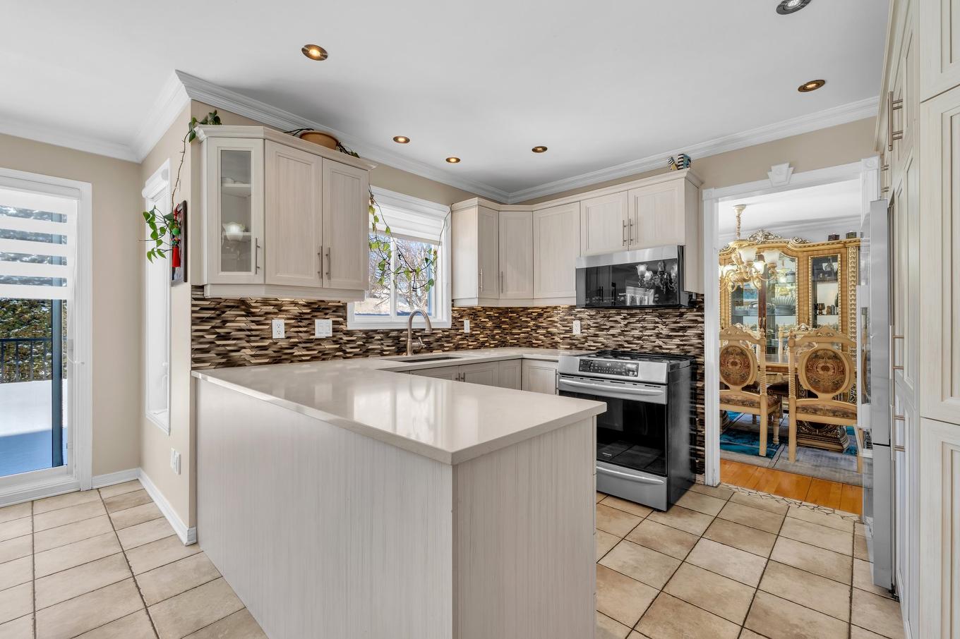 Cuisine - 8 Rue Picasso, Notre-Dame-De-L'Île-Perrot, QC - Indoor Photo Showing Kitchen With Upgraded Kitchen