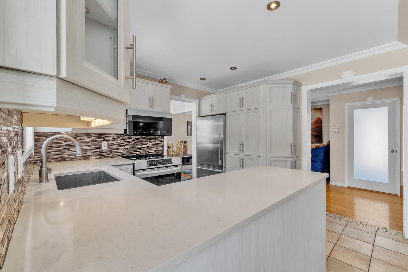 Cuisine - 8 Rue Picasso, Notre-Dame-De-L'Île-Perrot, QC - Indoor Photo Showing Kitchen With Upgraded Kitchen