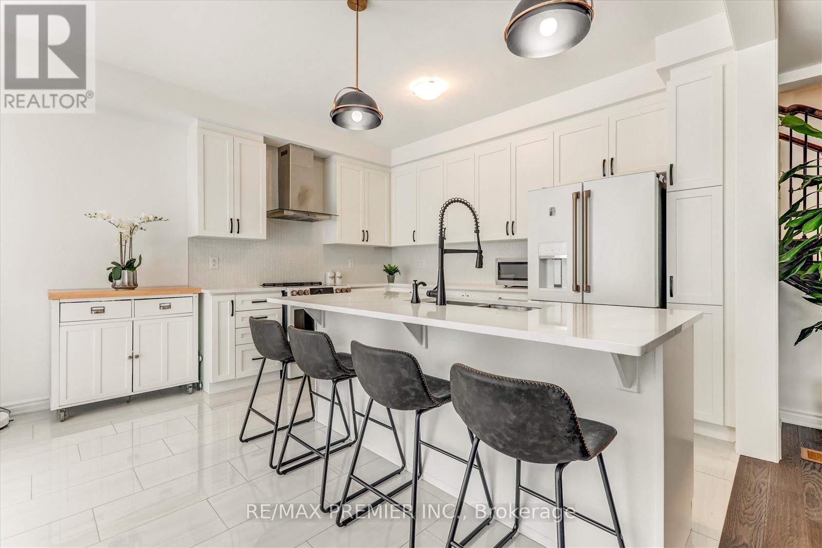 609 Mika Street, Innisfil, ON - Indoor Photo Showing Kitchen With Upgraded Kitchen