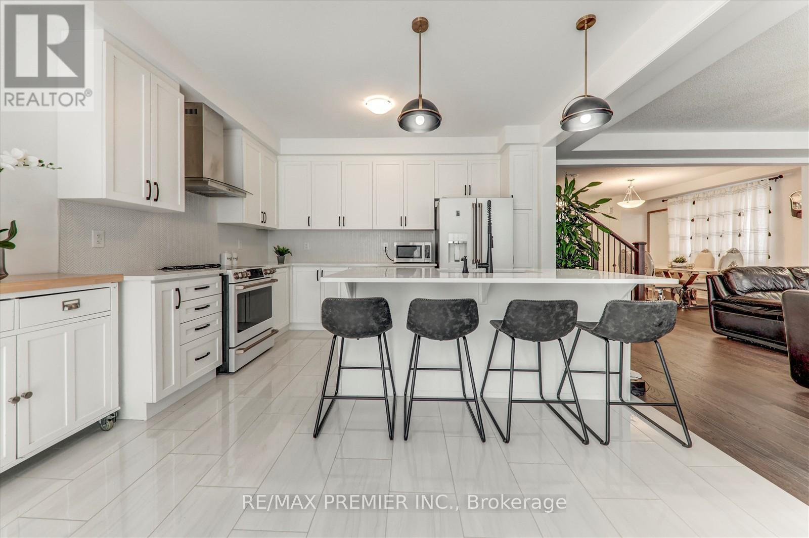 609 Mika Street, Innisfil, ON - Indoor Photo Showing Kitchen With Upgraded Kitchen