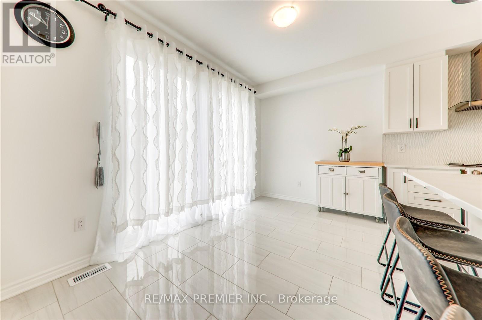 609 Mika Street, Innisfil, ON - Indoor Photo Showing Kitchen
