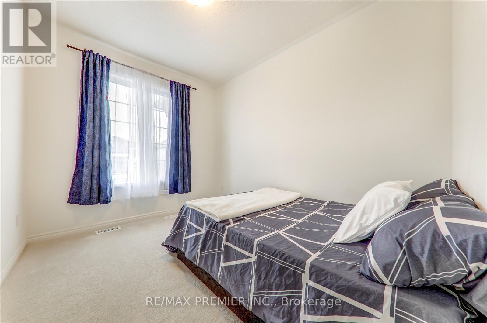 609 Mika Street, Innisfil, ON - Indoor Photo Showing Bedroom
