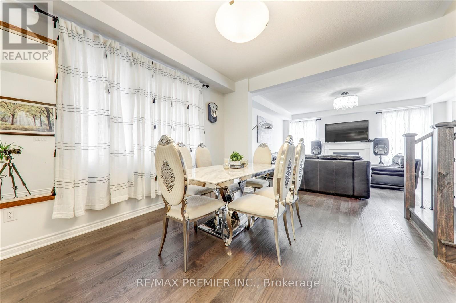 609 Mika Street, Innisfil, ON - Indoor Photo Showing Dining Room