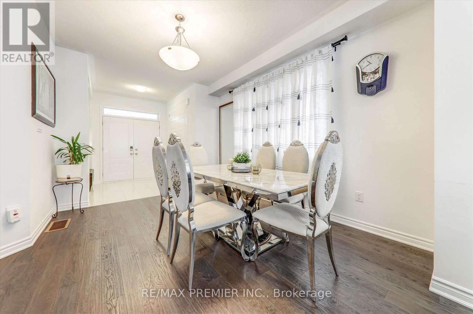 609 Mika Street, Innisfil, ON - Indoor Photo Showing Dining Room