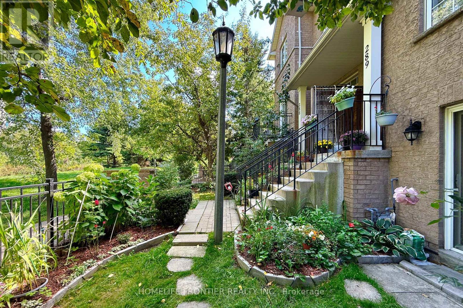 289 - 23 Observatory Lane, Richmond Hill, ON - Outdoor