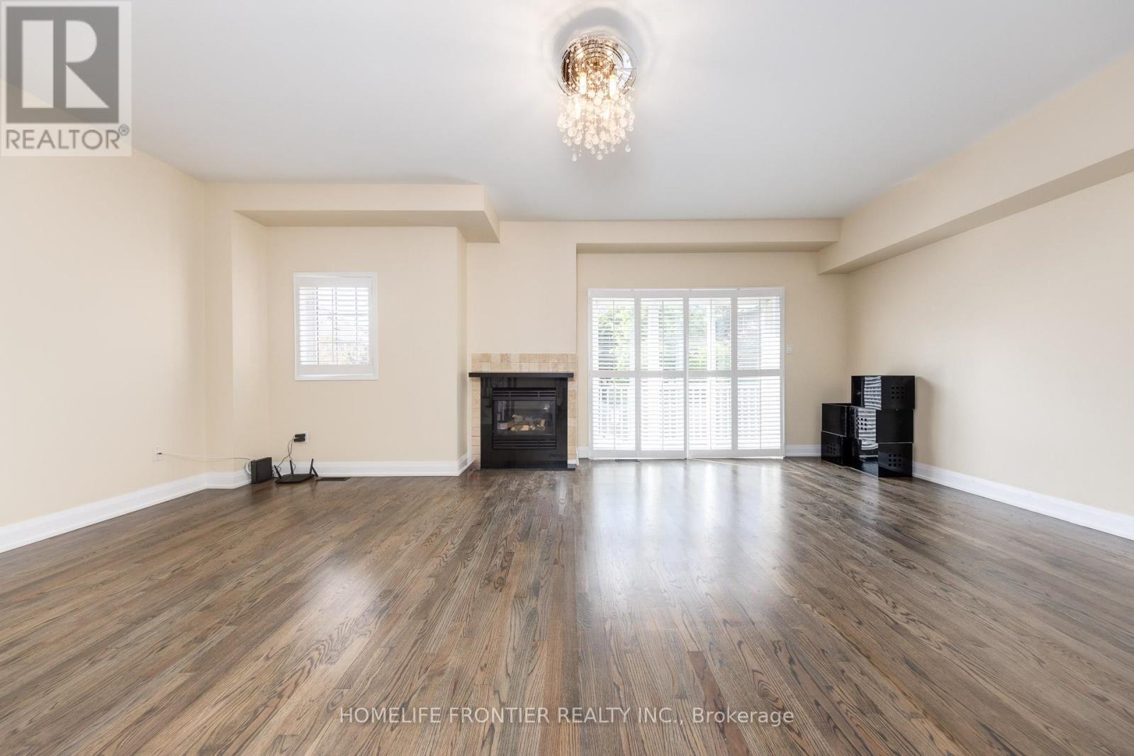 289 - 23 Observatory Lane, Richmond Hill, ON - Indoor Photo Showing Living Room With Fireplace