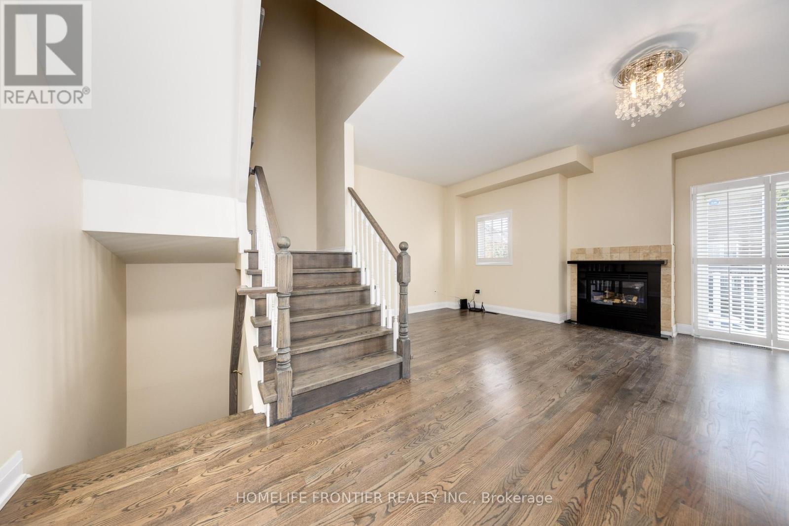 289 - 23 Observatory Lane, Richmond Hill, ON - Indoor Photo Showing Other Room With Fireplace