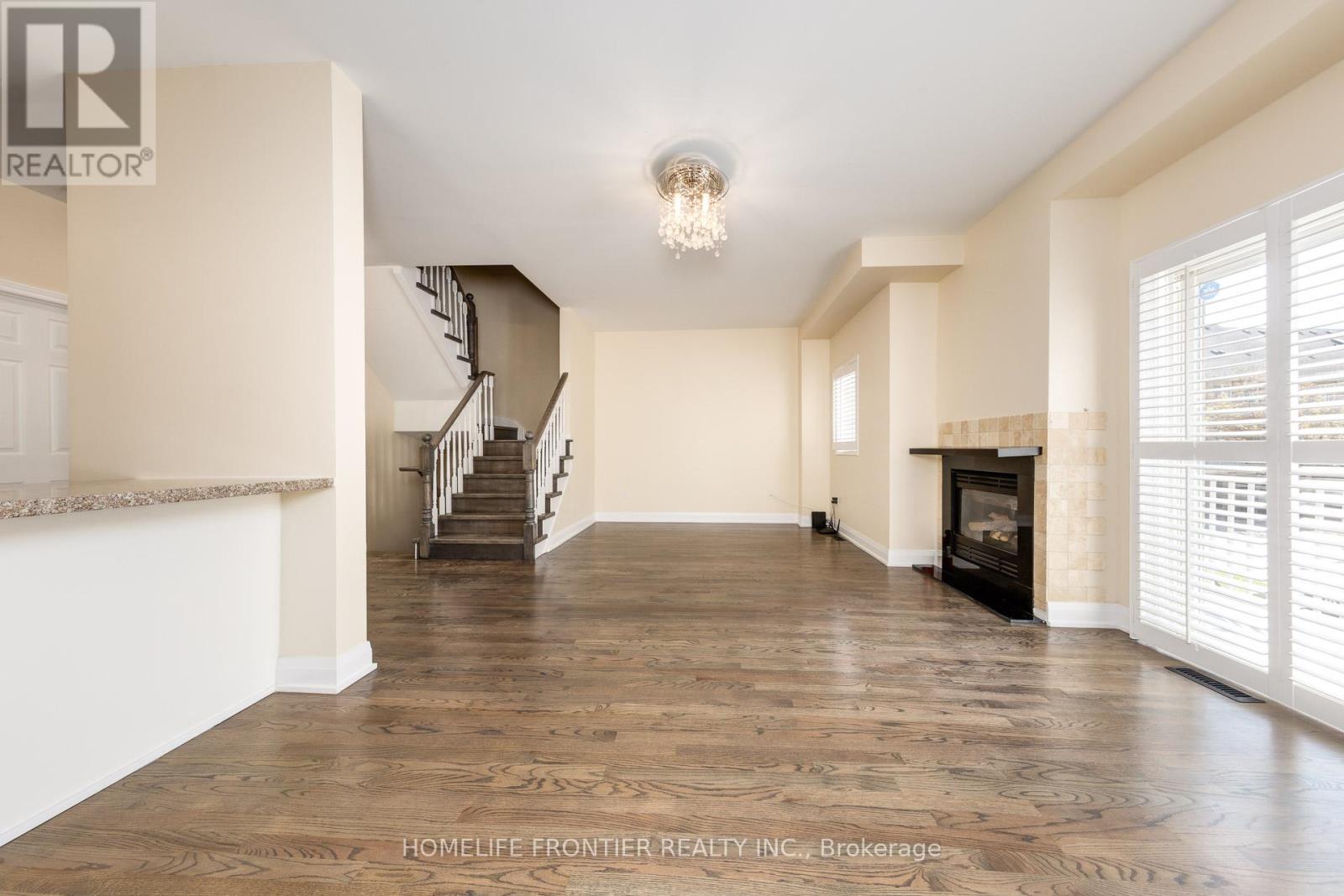 289 - 23 Observatory Lane, Richmond Hill, ON - Indoor Photo Showing Other Room With Fireplace