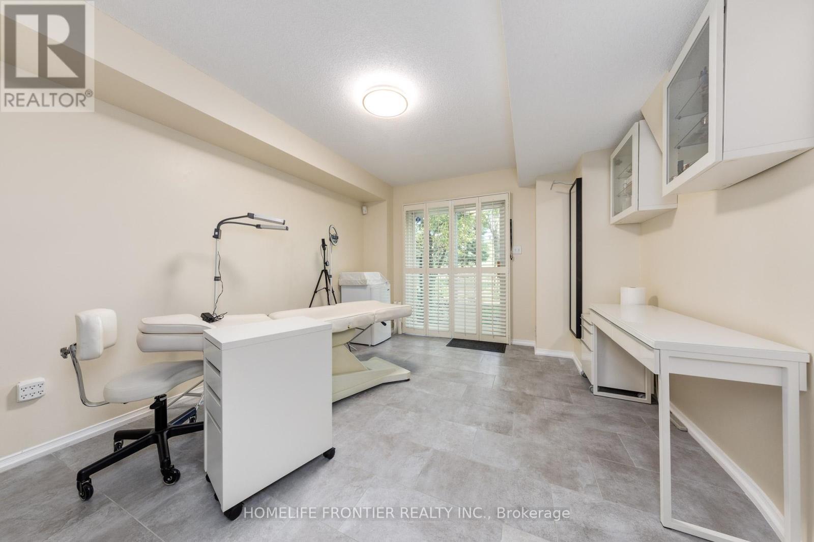 289 - 23 Observatory Lane, Richmond Hill, ON - Indoor