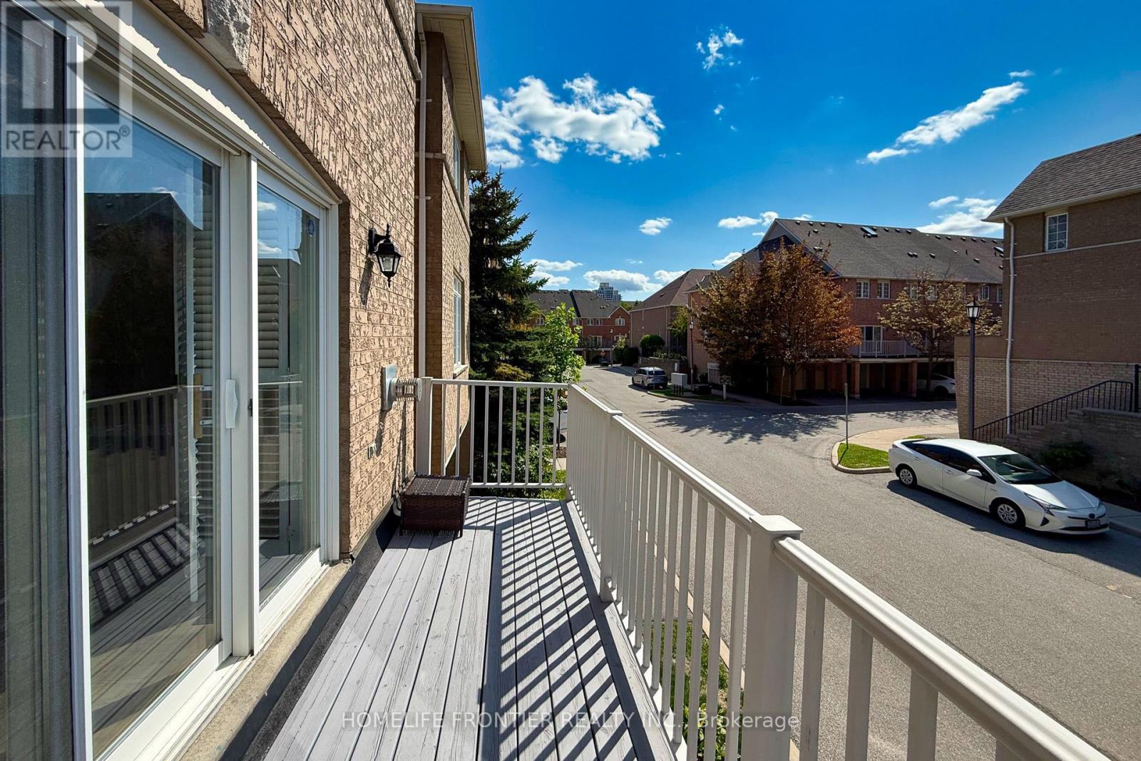 289 - 23 Observatory Lane, Richmond Hill, ON - Outdoor