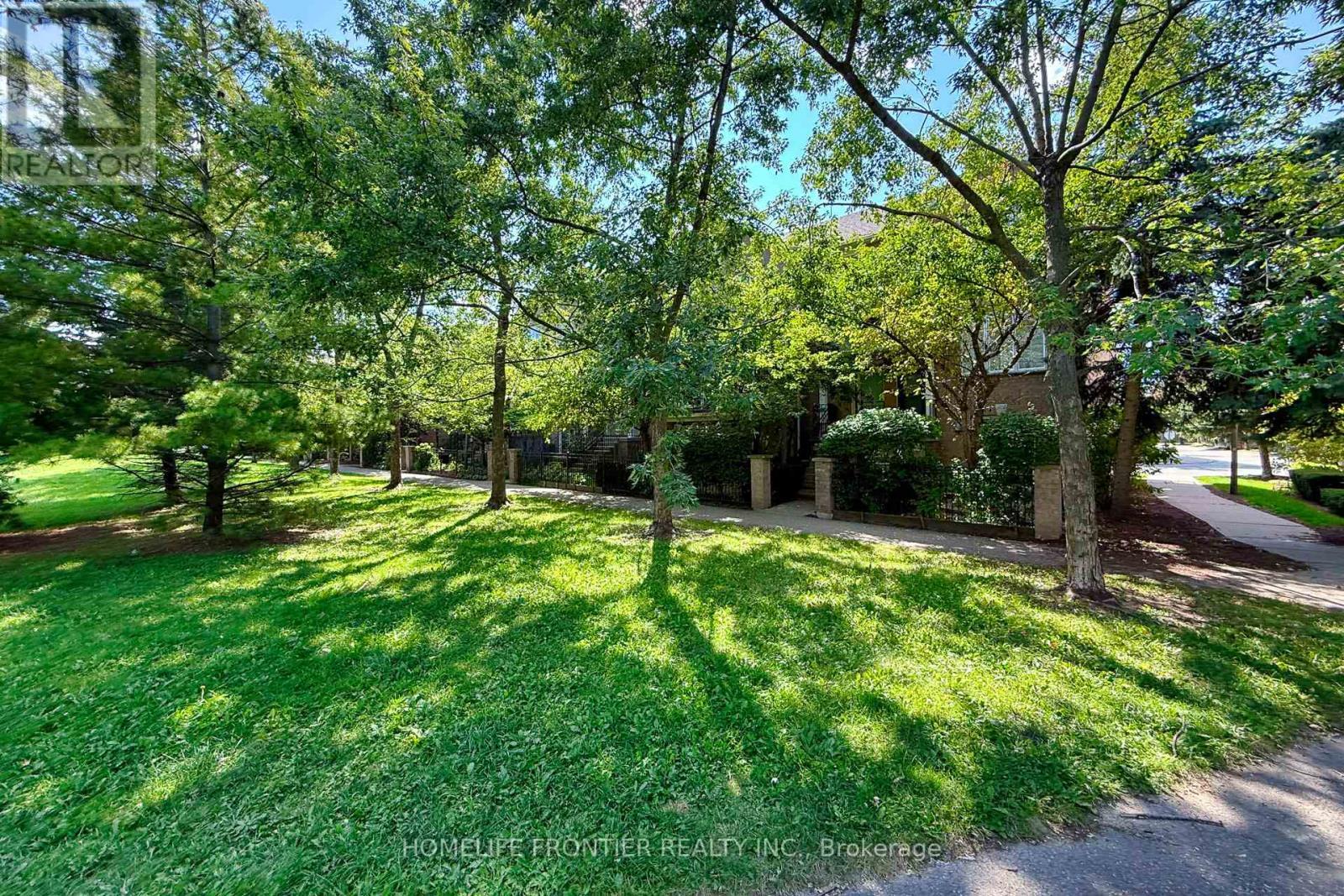 289 - 23 Observatory Lane, Richmond Hill, ON - Outdoor