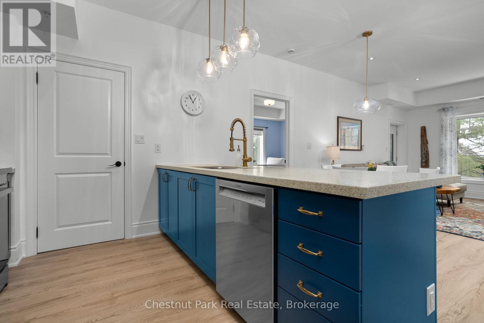 402 - 391B Manitoba Street, Bracebridge (Macaulay), ON - Indoor Photo Showing Kitchen With Upgraded Kitchen