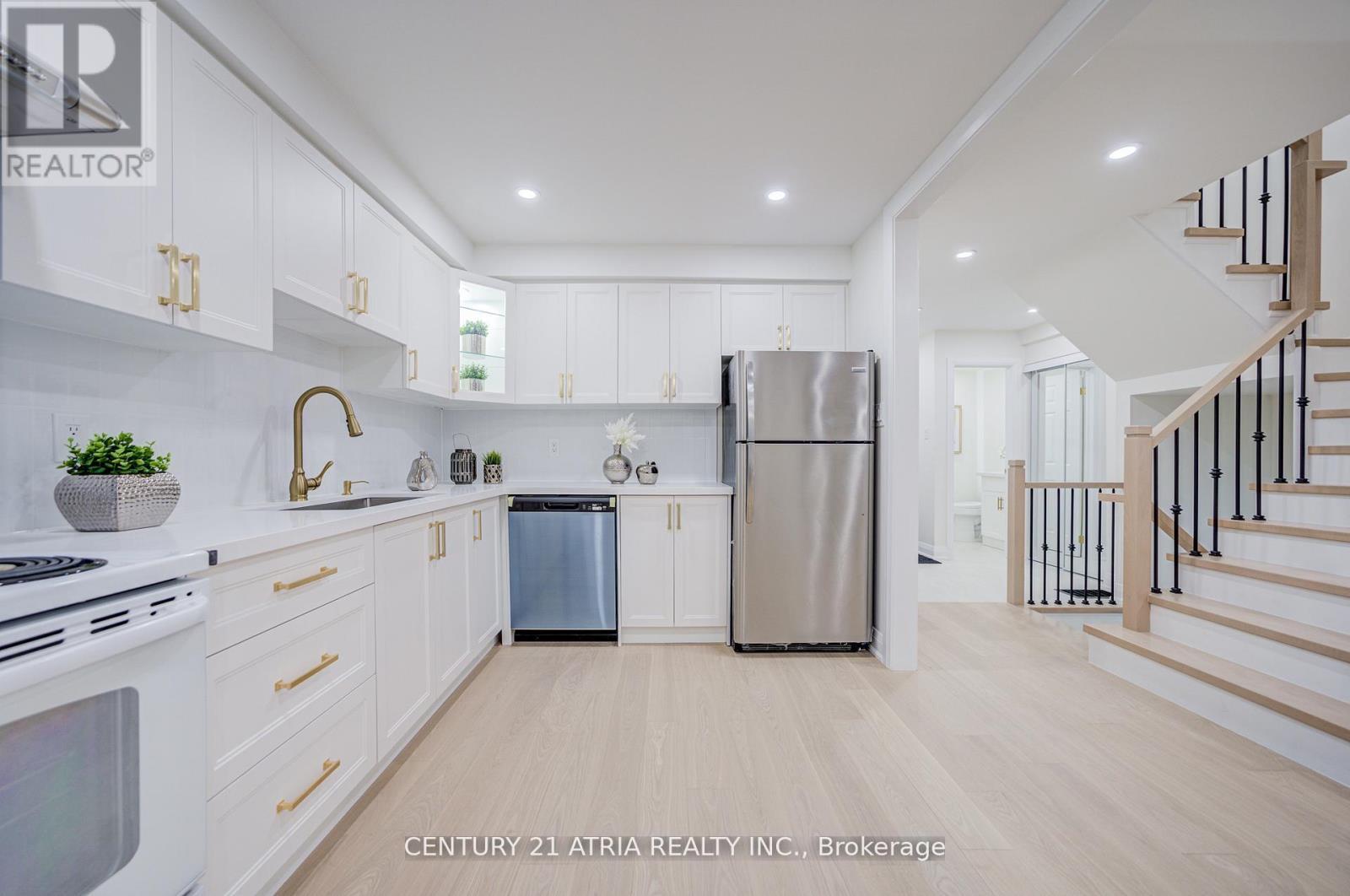 10 - 590 Sandhurst Circle, Toronto, ON - Indoor Photo Showing Kitchen