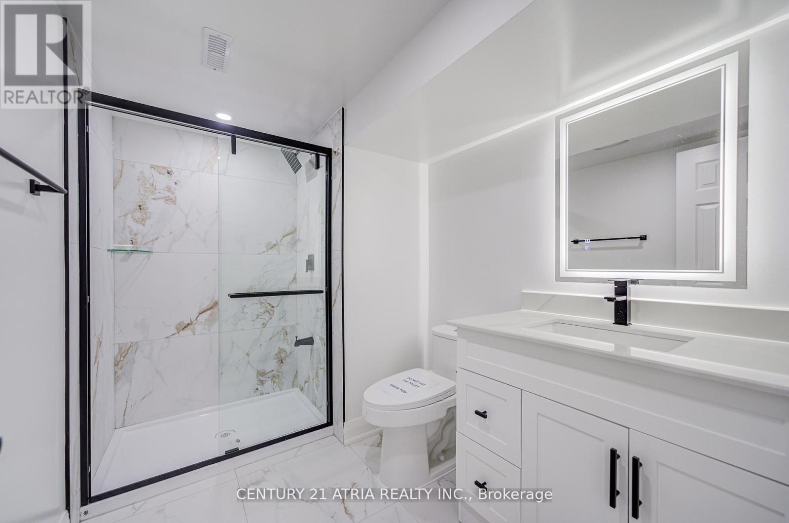 10 - 590 Sandhurst Circle, Toronto, ON - Indoor Photo Showing Bathroom