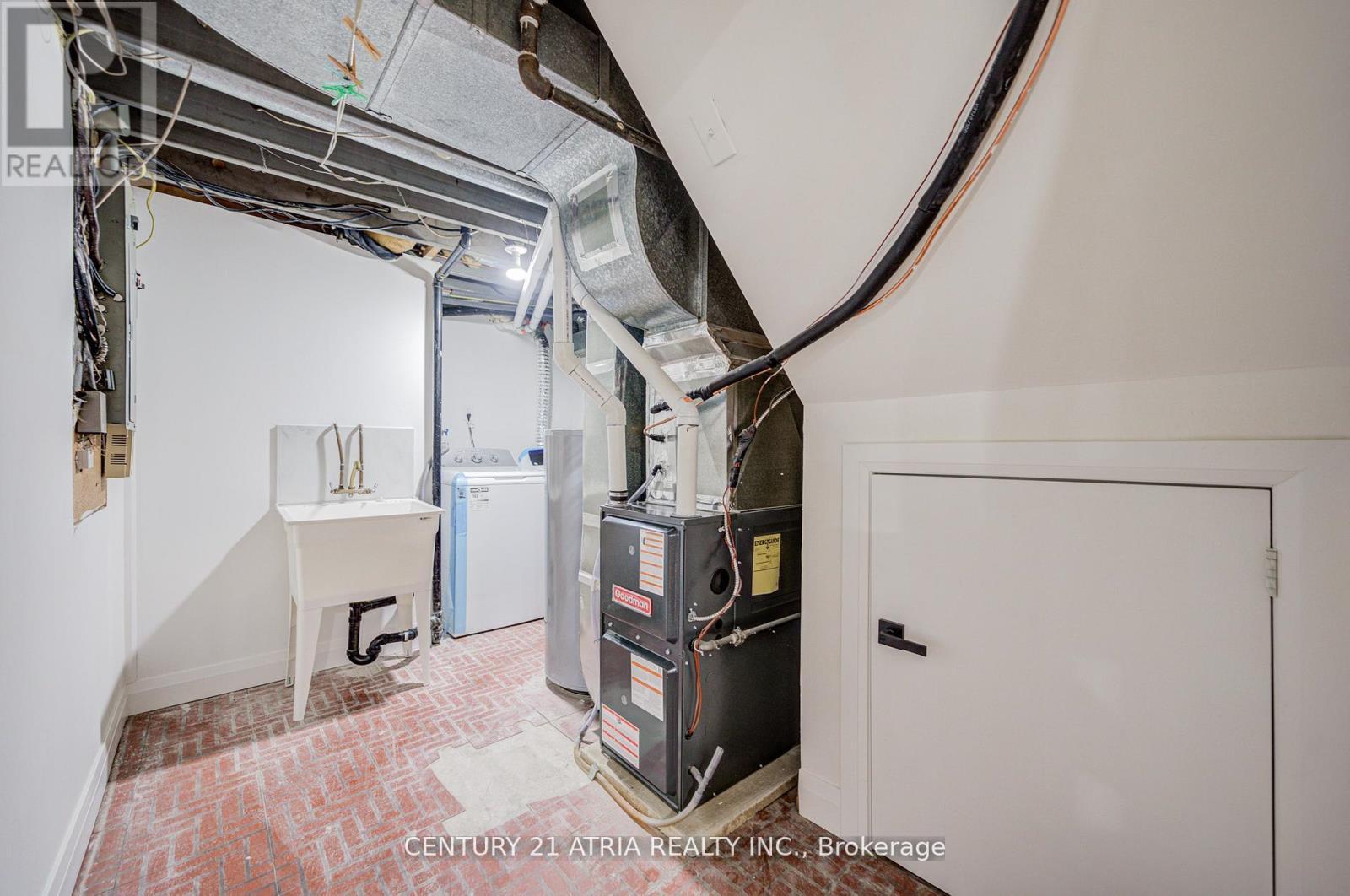 10 - 590 Sandhurst Circle, Toronto, ON - Indoor Photo Showing Other Room