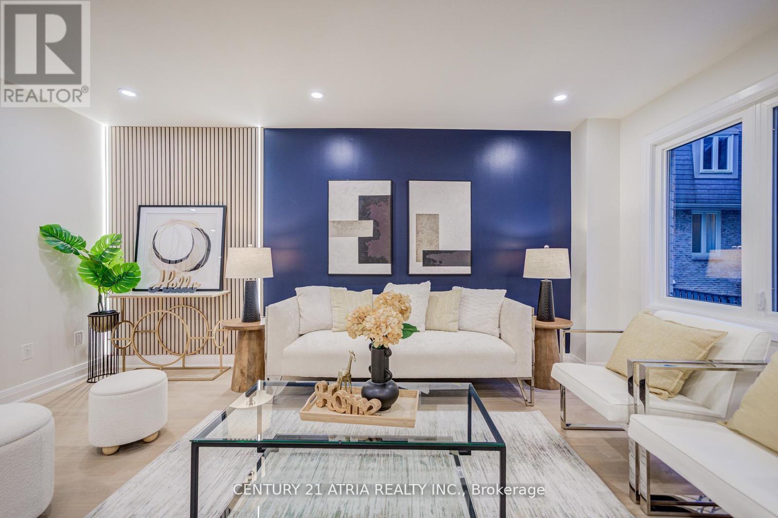 10 - 590 Sandhurst Circle, Toronto, ON - Indoor Photo Showing Living Room