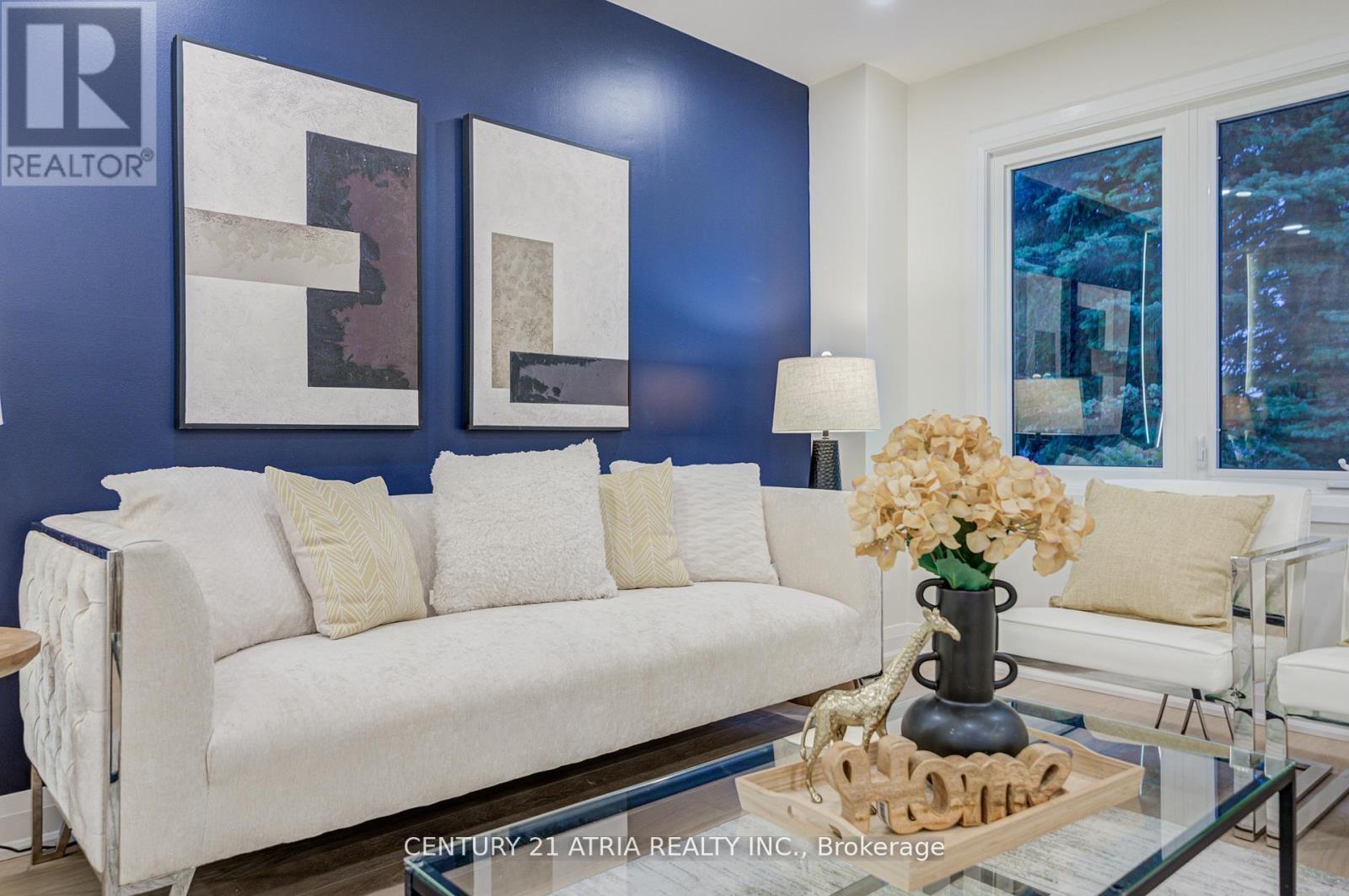 10 - 590 Sandhurst Circle, Toronto, ON - Indoor Photo Showing Living Room