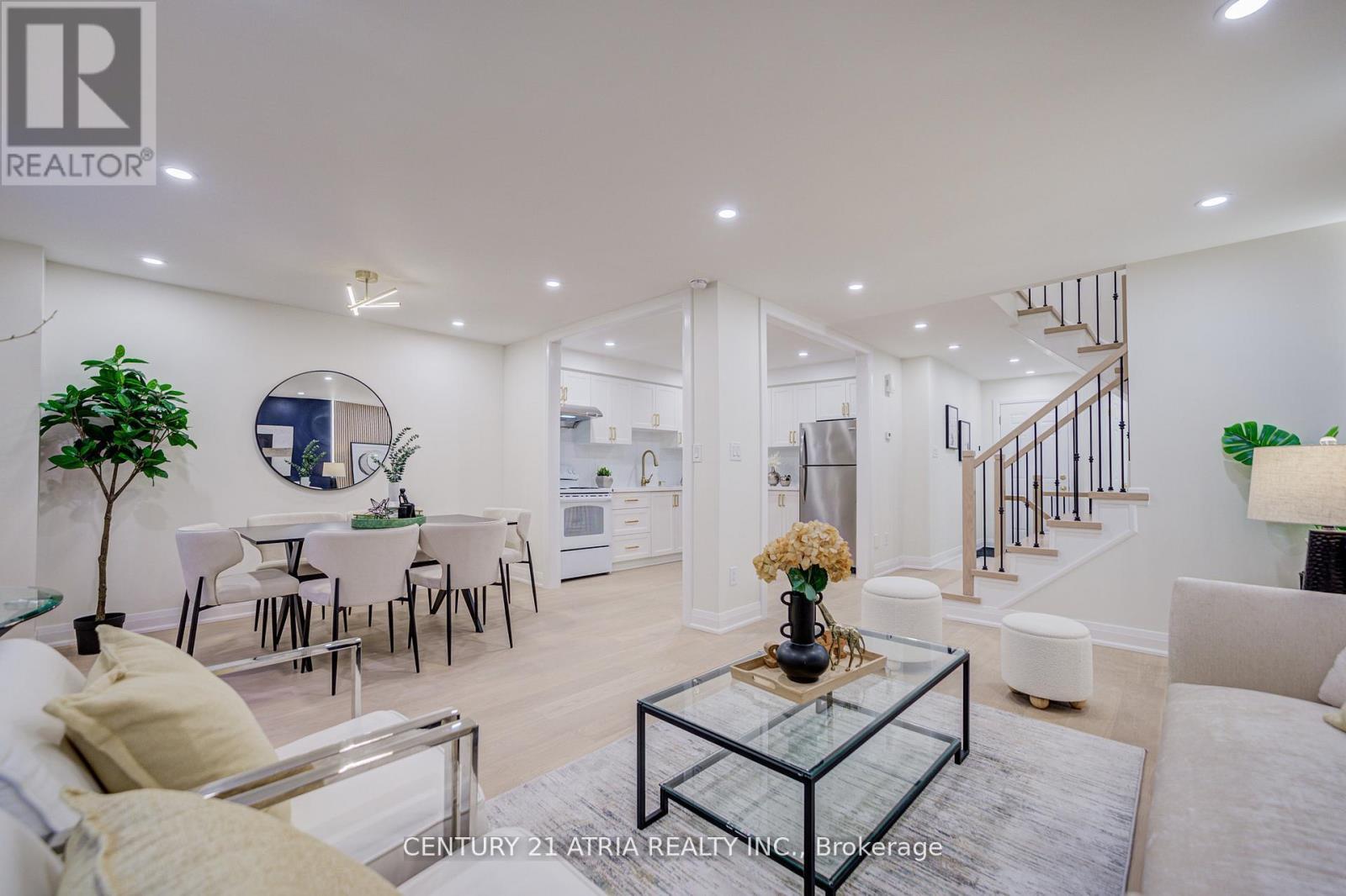 10 - 590 Sandhurst Circle, Toronto, ON - Indoor Photo Showing Living Room
