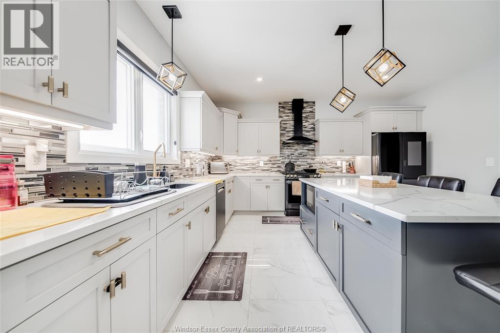 4433 Belmont, Comber, ON - Indoor Photo Showing Kitchen With Upgraded Kitchen