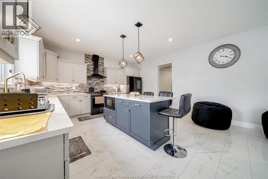 4433 Belmont, Comber, ON - Indoor Photo Showing Kitchen With Upgraded Kitchen