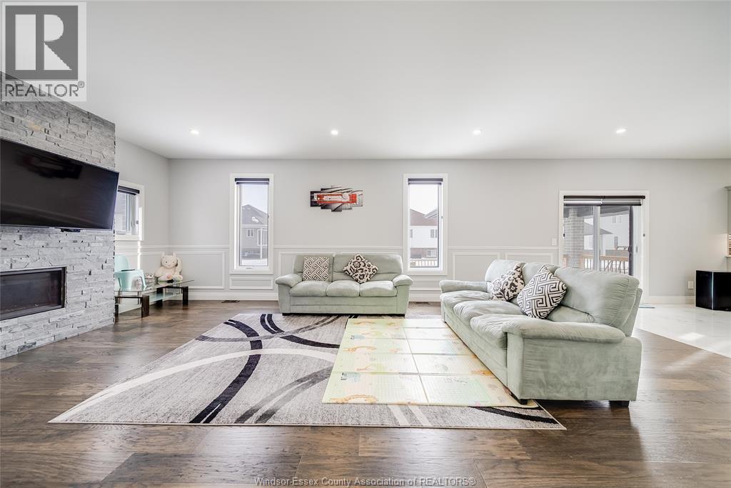 4433 Belmont, Comber, ON - Indoor Photo Showing Living Room With Fireplace
