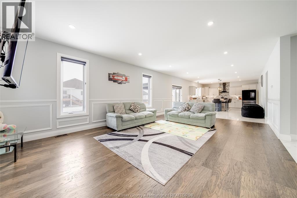 4433 Belmont, Comber, ON - Indoor Photo Showing Living Room