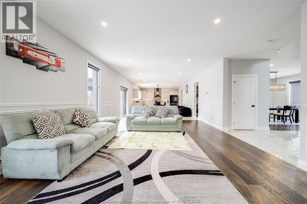 4433 Belmont, Comber, ON - Indoor Photo Showing Living Room
