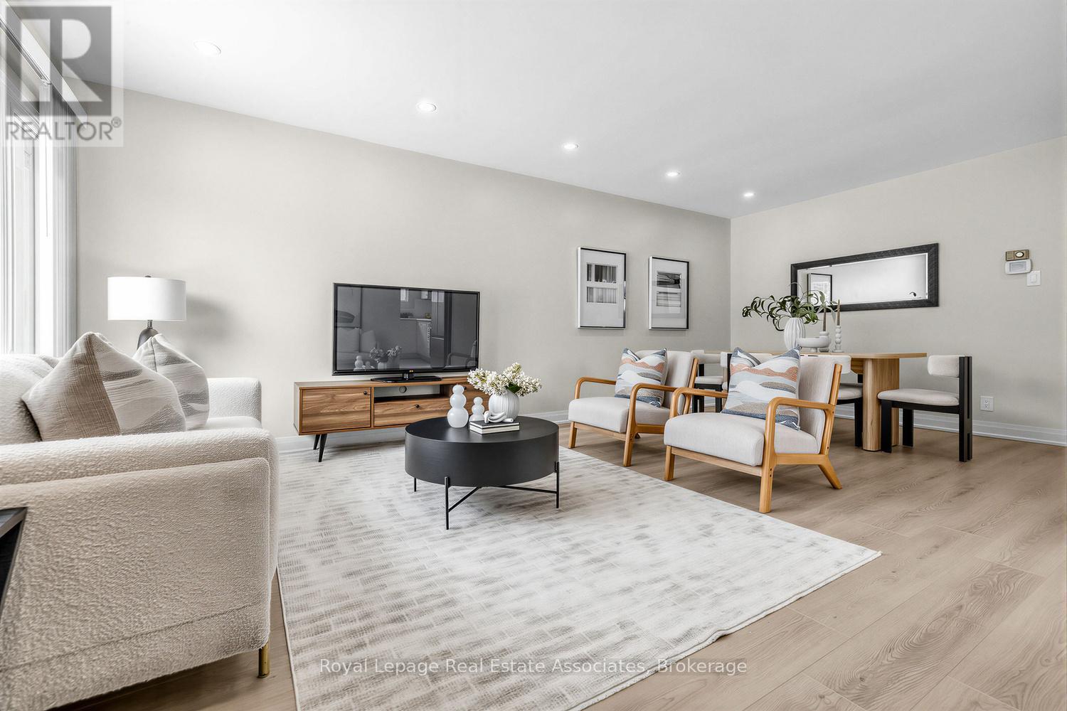 273 Bluegrass Boulevard, Richmond Hill, ON - Indoor Photo Showing Living Room