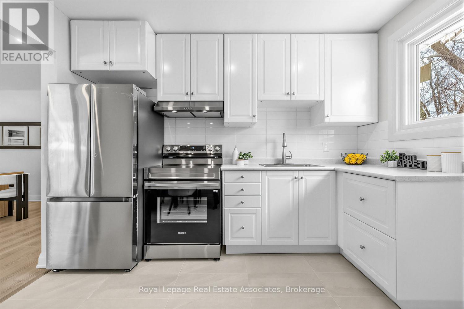 273 Bluegrass Boulevard, Richmond Hill, ON - Indoor Photo Showing Kitchen