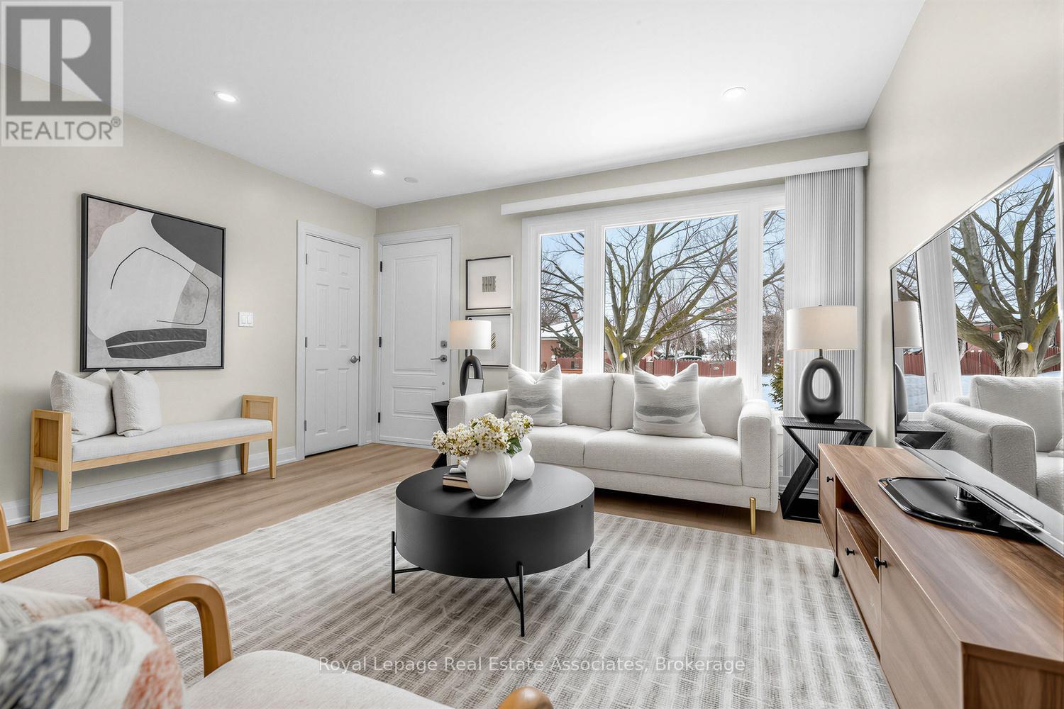 273 Bluegrass Boulevard, Richmond Hill, ON - Indoor Photo Showing Living Room