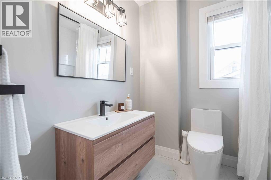 35 Charles Avenue, St. Catharines, ON - Indoor Photo Showing Bathroom