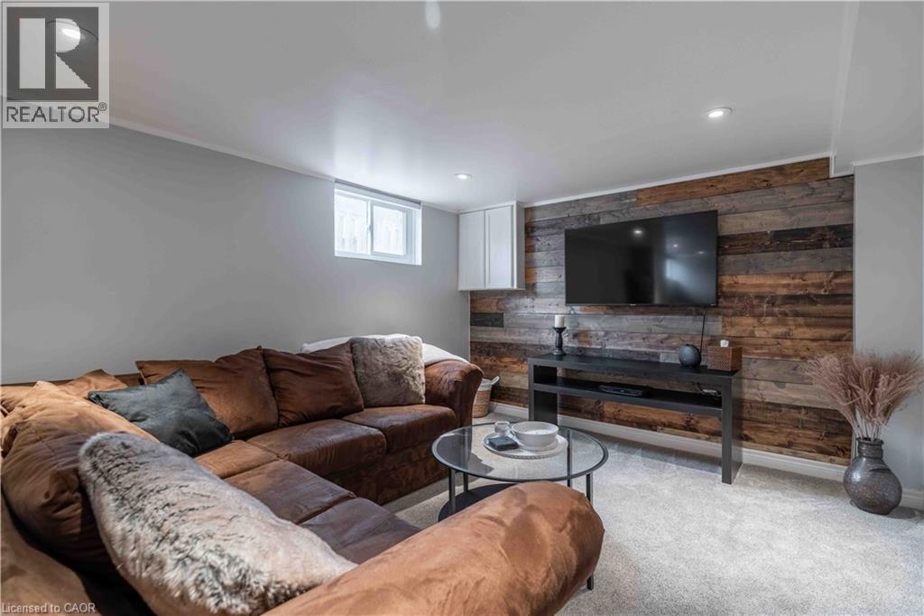 35 Charles Avenue, St. Catharines, ON - Indoor Photo Showing Living Room