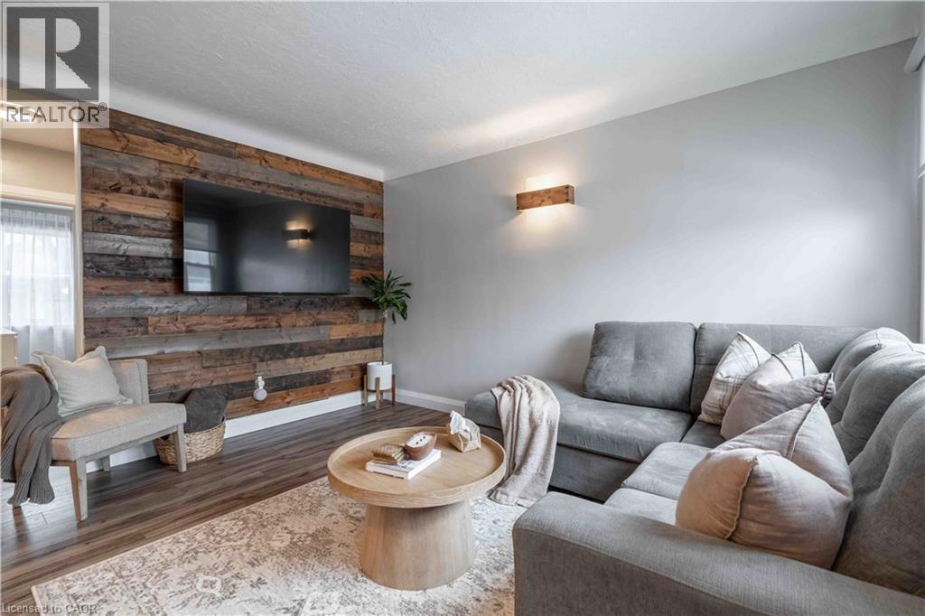 35 Charles Avenue, St. Catharines, ON - Indoor Photo Showing Living Room