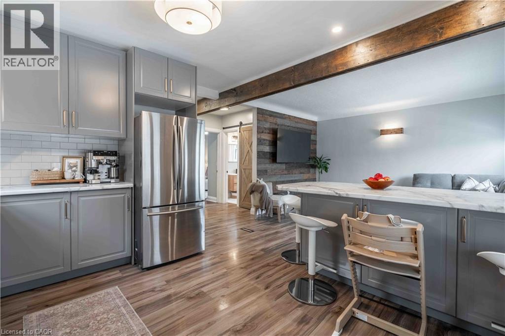35 Charles Avenue, St. Catharines, ON - Indoor Photo Showing Kitchen