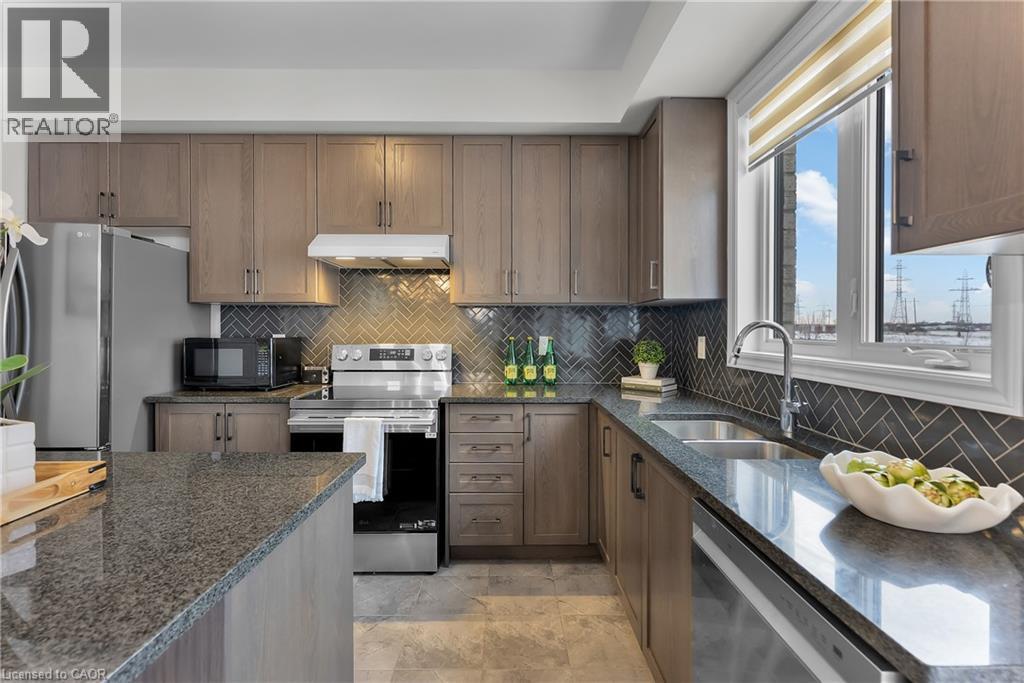 229 Vanilla Trail, Thorold, ON - Indoor Photo Showing Kitchen With Double Sink