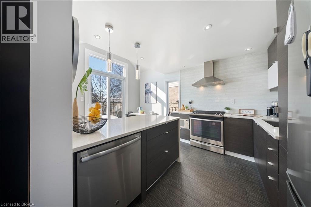 67 Wadsworth Crescent, Cambridge, ON - Indoor Photo Showing Kitchen With Upgraded Kitchen