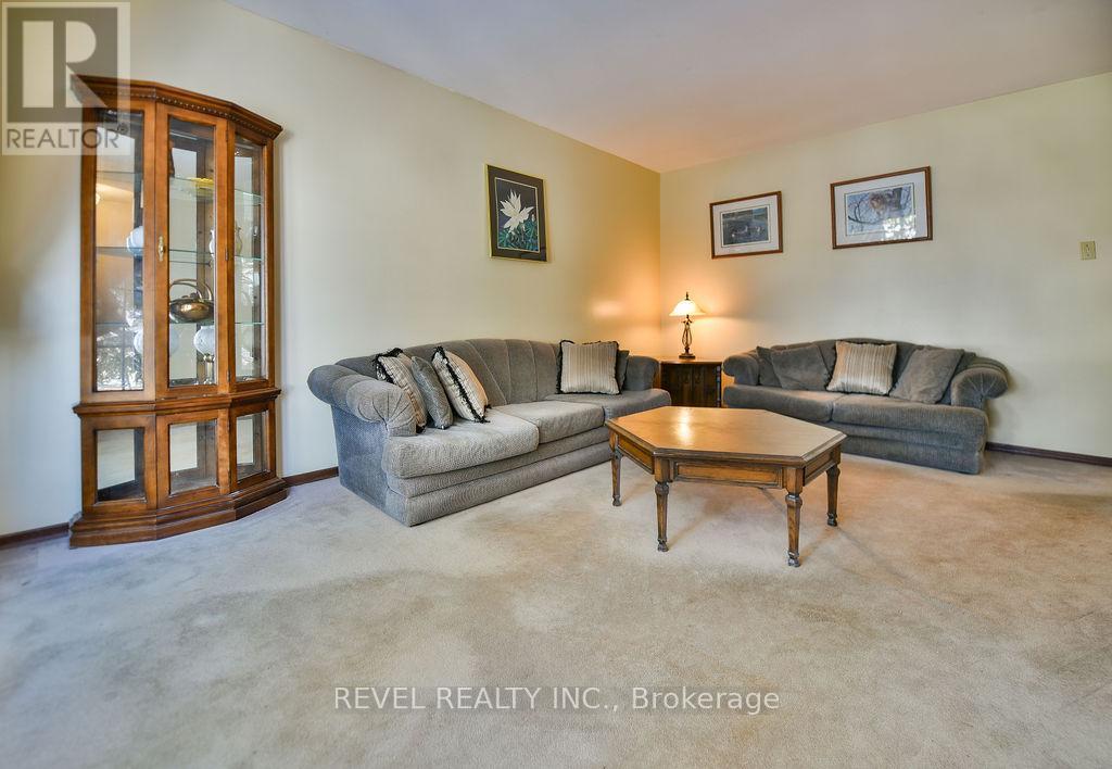 213 Rekela Street N, Timmins (Porcupine - West), ON - Indoor Photo Showing Living Room
