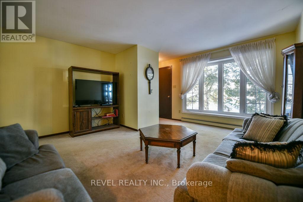 213 Rekela Street N, Timmins (Porcupine - West), ON - Indoor Photo Showing Living Room