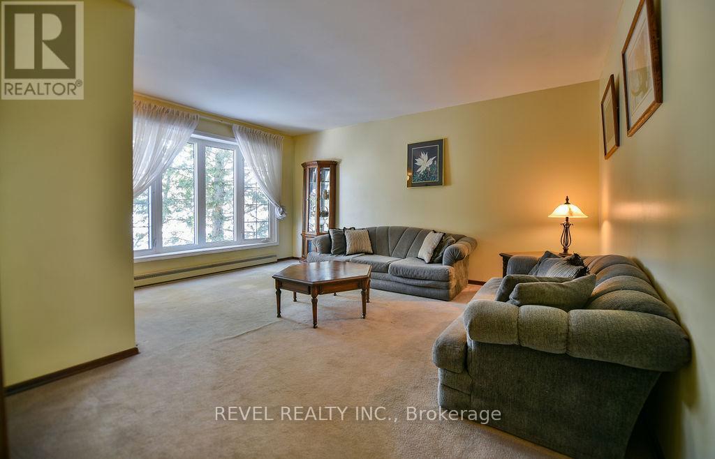 213 Rekela Street N, Timmins (Porcupine - West), ON - Indoor Photo Showing Living Room