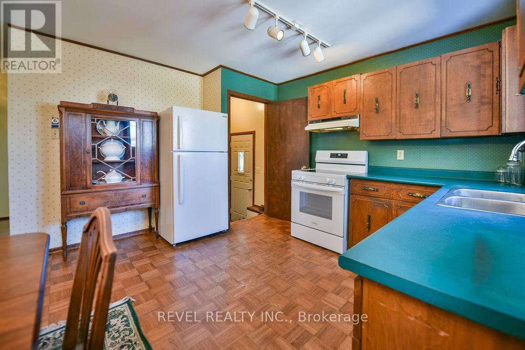 213 Rekela Street N, Timmins (Porcupine - West), ON - Indoor Photo Showing Kitchen With Double Sink