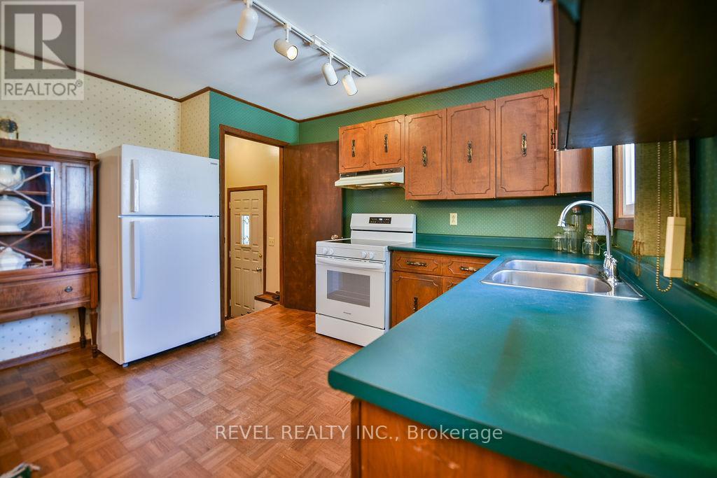 213 Rekela Street N, Timmins (Porcupine - West), ON - Indoor Photo Showing Kitchen With Double Sink