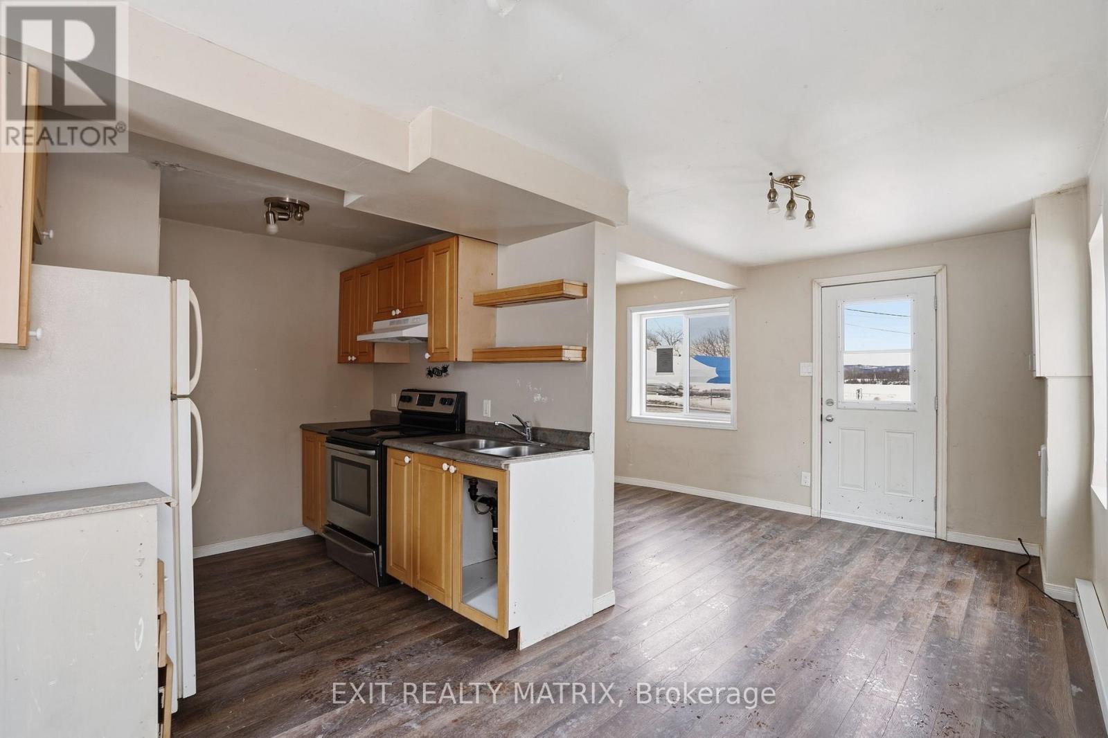 972 Main Street E, Hawkesbury, ON - Indoor Photo Showing Kitchen With Double Sink