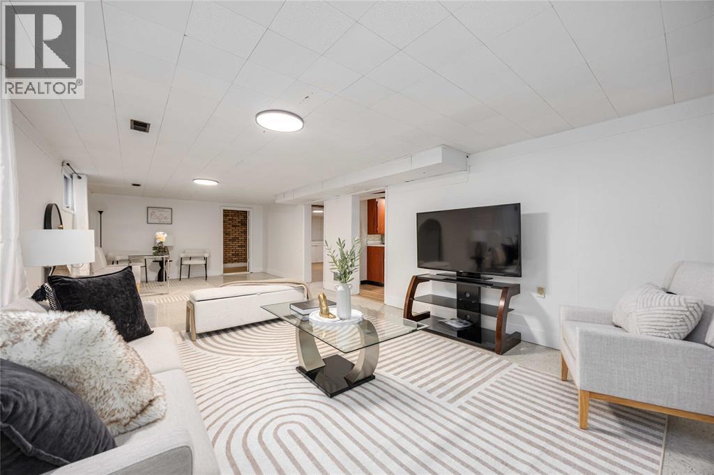 924 London Road, Sarnia, ON - Indoor Photo Showing Living Room